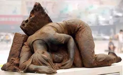 河南暴雨，她把女兒高高舉起：如果你還活著，一定要記得我愛你！